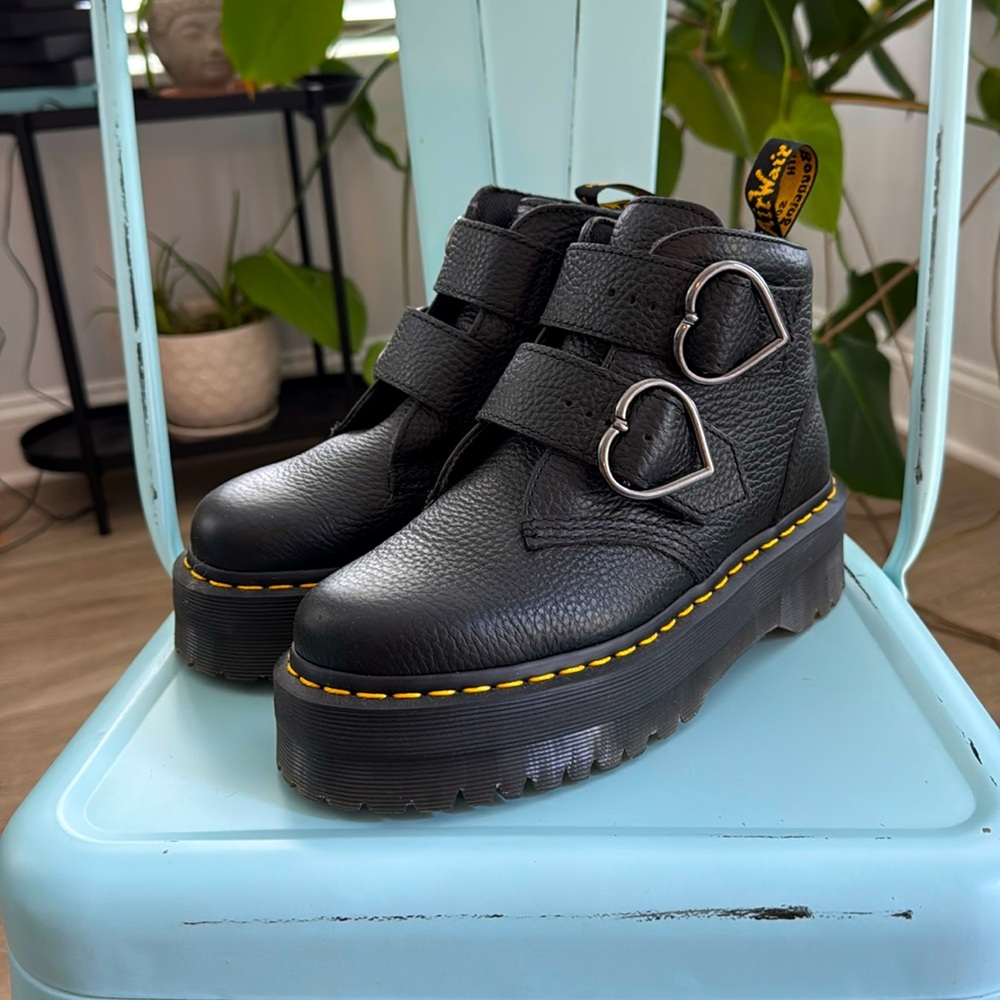 Dr Martens Devon Heart. Size 7 US